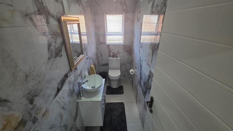 5 Bedroom Property for Sale in Monte Christo Western Cape